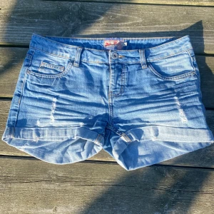 jeans shorts - säljer pga att dem är en strlk stora,har vanligtvis strlk xs/s köpte på en second hand butik,dessa går längere inte att få tag i,utan bara på Plick 
