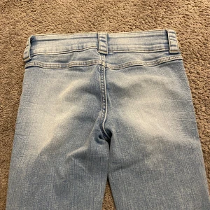 Ett par låg midjade boot cut jeans - Säljer ett par ljus blå låg midjade boot cut jeans från hm i storlek 10-11år (146cm) dom är helt oanvända, och har inga skador alls. Köpte dem för 1 månad sen.