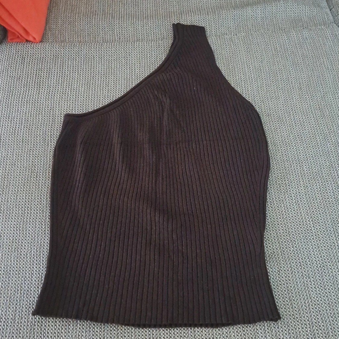 Brun ribbad oneshoulder topp