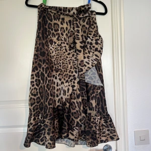 Kjol - Fin omlott kjol från Chelsea, jättebra skick och endast använd några få gånger. Frakt tillkommer