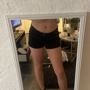 Shorts - Svarta lågmidjade shorts