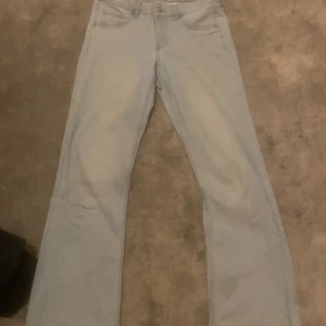 Jeans - Snygga lågmidjade jeans, knappt använda dock defekt därav priset (se bild 3) men annars väldigt bra skick