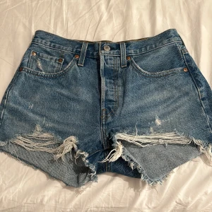 Levis shorts  - Säljer dessa fina Levis shorts pågrund av att dem är lite för stora på mig, dem är i bra skick och endast använda några gånger. Dock vet jag inte riktigt vilken storlek de är på den för de står inte i den men jag skulle gissa på 36/38. Hör av er🌸