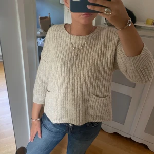Stickad tröja  - Så fin stickad tröja med Trekvartsärm och fickor.🤗