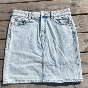 Lindex- jeanskjol - Jättefin blå jeanskjol ifrån Lindex som passar med allt. Storlek s/36 . I väldigt bra skick. Säljs då den inte passar längre ❣️