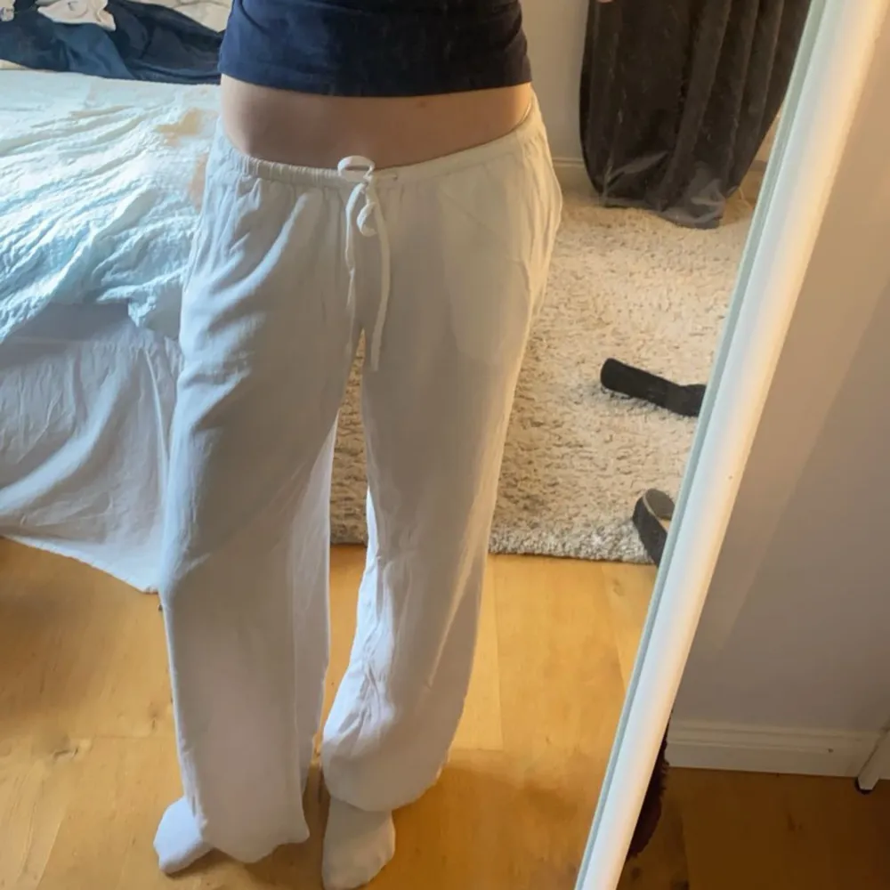 Linnebyxor från hm i fint skick, jag har både fållat ner dom och sytt dom mer lågmidjade men dom är fortfarande lite korta på mig, är 170💓 storlek S. Farkut & Housut.
