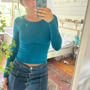 långärmad tröja - Supersöt långärmad tröja i blå färg, köpt på new yorker för ett bra tag sen och kanske använt 5 gånger max hahaha. Älskar den fortfarande men behöver rensa garderoben!