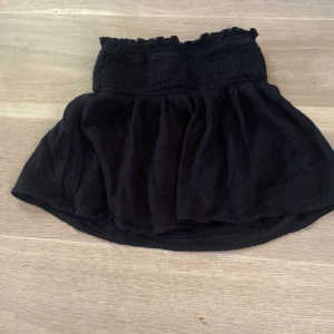 Linne/topp, stl 134/140 - Bra skick, nästan aldrig använd💕