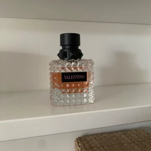 Born in Roma parfym - Köpt för 1000kr på kicks, 50ml ca 70% kvar. Använd gärna köp nu eller ge prisförslag!💞