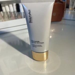 Niacinamide booster cc cream i färgen No.10N - Har ej andvänt för jag fick två.😊De står vad det innehåller på bilderna!!!! Original pris 230.