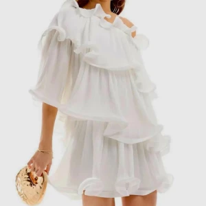 Supersöt volangklänning - Super fin volang klänning från NAKD från lojsanwallins kollektion. Strl 34 ocj endast andvänd en gång. Inga defekter eller fläckar💕 Pris går att diskutera 