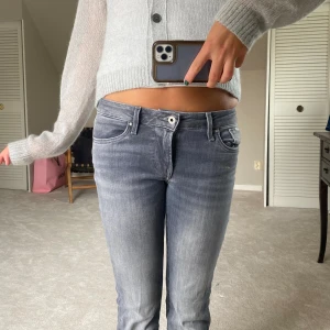 Snygga lowwaist jeans - Bootcut jeans från ’Pepe Jeans, använda några gånger i vintras men inga defekter alls och ser helt nya ut. Nypris 1000kr