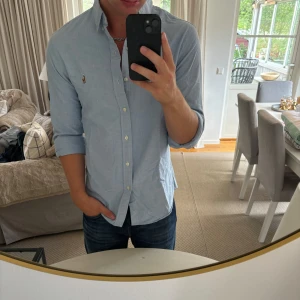 Ralph Lauren skjorta - Hej, säljer nu min fina Ralph Lauren skjorta ”slimfit” som är i nyskick. Nypris 1500kr! Följ gärna profilen då vi kommer lägga ut liknande produkter under sommaren!🌊🍾