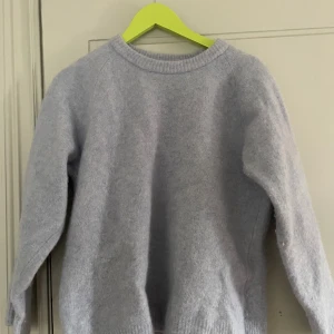 Stickad tröja  - Säljer då den inte kommer till användning längre. Stickad tröja i något tjockare material, vilket gör den supervarm! Den är använd och något nopprig men fortfarande i fint skick tack vare materialsammansättningen! Storlek xs