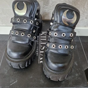 Killstar Livia platform trainiers - Ett par Killstar Livia platform trainiers. storlek 36 svarta ca6,5 cm hög sula  är använda i bruksskick, två hållare till snöre är trasiga se bild.  kan skicka mer bilder   finns inte att köpa längre.  Emo, Killstar, Blue Fox, 