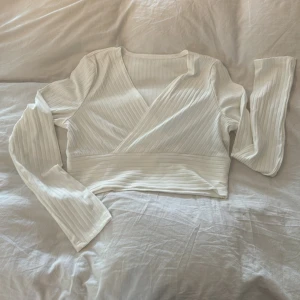 V ringad topp - Kort V-ringad topp  Aldrig använd, (endast provad & tyvärr för stor)