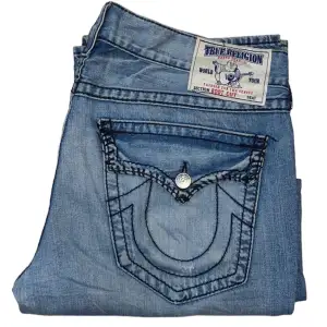 True Religion jeans Bootcut fit. W38 [Ytterbenslängd 108cm] [Innerbenslängd 83cm] [Midja 51cm] [Benöppning 26,5cm]