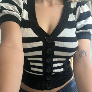 Randig blus - Vit randig blus med puffärmar. Frakt tillkommer!