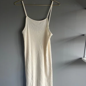Stickad långklänning  - Helt oanvänd beige stickad långklänning från Zara. I storlek 13-14/164 vilket motsvarar ungefär xs-s, då den är ganska stor i storleken. Skriv för fler frågor eller diskutera pris m.m.💞