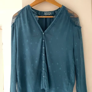 Zadig och Voltaire silkes blus  - Säljer min sjukt snygga silkes blus från Zadig&Voltaire som jag köpte för 2000kr men säljer för 900kr❤️❤️⚡️⚡️⚡️⚡️Den är knappt använd så den är i bra skick!! 