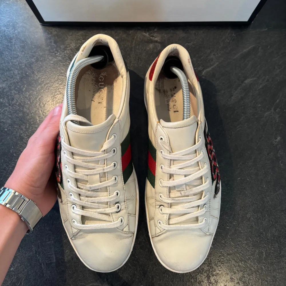 // Gucci ace snake | Nypris runt 8000 | Box medföljer ej vid köp | Storlek 42 men de sitter som 43 | Kontakta vid fler frågor eller funderingar //. Skor.