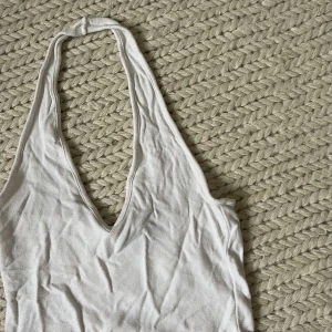 Vitt halterneck-linne Brandy Melville  - Vitt halterneck-linne från Brandy Melville. 