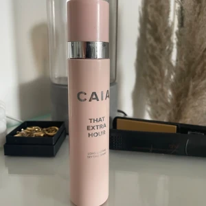 That Extra Hour Long-Lasting Setting Spray från CAIA - En settingspray från CAIA 'That Extra Hour' se bild 2 för ungefär hur mycket som används, köpt för 250kr