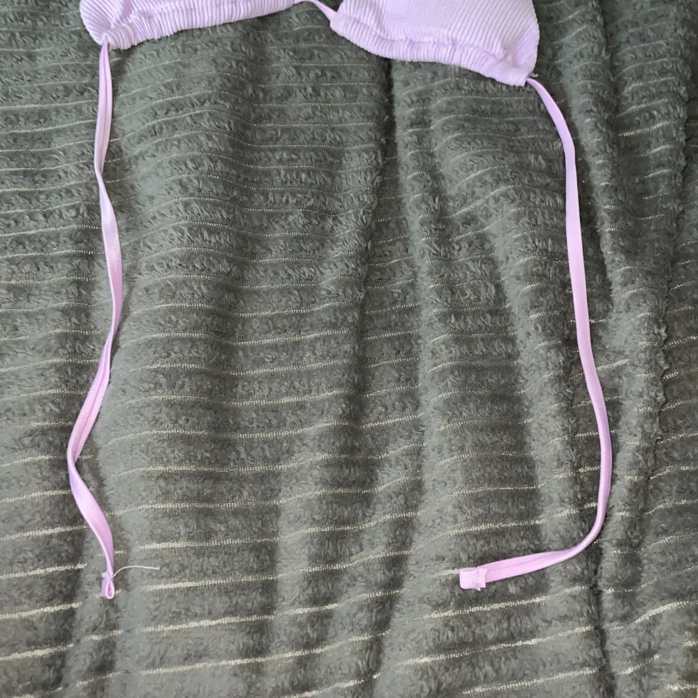 Jätte fint clean lila bikini sett! Köptes i Spanien för några månader sen men ej använda🙏🏼 strl eu38 kan passa xs-m jag som har s tycker de passar rätt bra!💞 fråga gärna frågor . Sportswear.