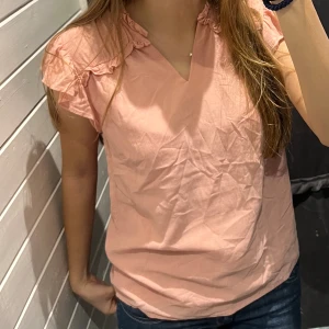 Söt topp med volanger - I nyskick och säljer då jag behöver plats i garderoben