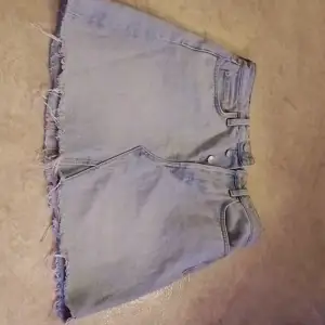 Ljus blå jeans kjol Den ser och är nästan helt ny och den är i storlek 38 