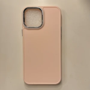 Skal för iPhone 13 pro max - Säljer detta rosa skalet för iPhone 13 pro max pga jag har fått en ny mobil. Skalet är i ett helt nytt skick pga den aldrig har använts tidigare. Säljs även i beige och svart. Alla tre säljs för 45kr!Fler bilder kan skickas😊