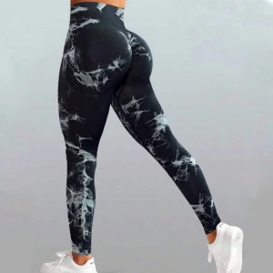 Svarta leggings med mönster - Ett par svarta leggings med vitt mönster i nyskick. Leggingsen är tighta och har hög midja sitter super fint. ❤️