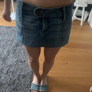 Jeanskjol - Säljer denna sjukt snygga mini jeanskjolen, använd ca 3 ggr🌸