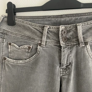 lågmidjade jeans - väldigt lågmidjade gråa straight jeans från pepe jeans. super snygga nertill! midjan mäts till 78cm och innerbenslängden till 85cm. Perfekt till dig som är längre, då de är för långa på mig som är 170cm. Nypris 1200kr💓 kontakta vid fler frågor!