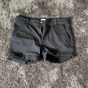 Shorts - Snygga shorts från lager 157. De är en blandning utav marin blåa och svarta. Står ej storlek men gissar på 170 men passar strl M. Priset är + frakt. Använd inte köp nu utan kontakta mig privat vid intresse💞