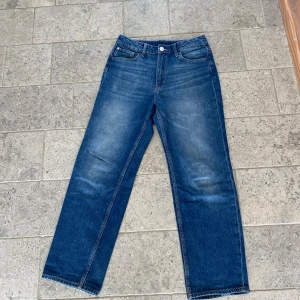 Snygga jeans med sköna slitningar ! - Snygga jeans i mycket bra skick, Passar dom som är mellan 155-170cm eller 13-15 år 