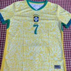 Vini tröja - Säljer denna Vini tröjan i Brasiliens hemma ställ. Helt oanvänd och i oslagbar skick. Grymt tröja nu till sommaren. M och L har jag 