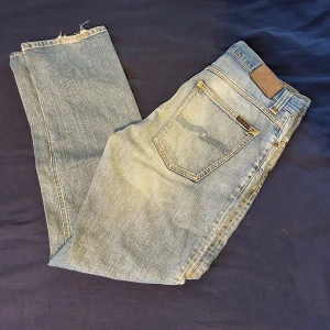 Nudie Jeans - Nudie jeans i sick 7/10 som är ljusblåa och är lite sönder vid botten av byxorna. Byxorna är också i modellen Grim tim. På bilden är jag 180 cm och har vanligtvis W32 L32 vilket är anledningen till att dom är lite baggy på mig. Skriv vid frågor! 