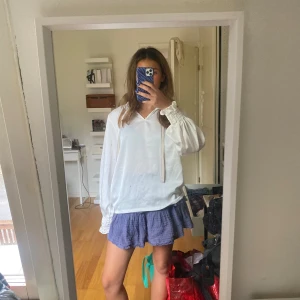 Vit blus - Super snygg vit blus! Med så fina detaljer 🥰 tyck gärna på köp nu❤️❤️