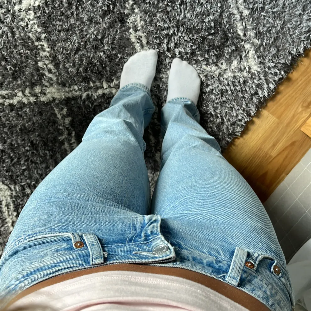 snygga jeans från weekday utan stora tecken på användning legat oanvända i mer än ett år och har ett litet hål på högra knät som ej syns på. skriv vid fler bilder mått eller frågor! de är i storlek 24/32💗. Jeans & Byxor.