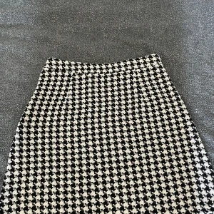 Nice skirt  - A nice autumn skirt that is coming that you can match with most kind of tops. The size is L but I would say it is like an S.  