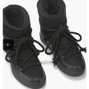 Inuikii svarta skor - Säljer nu mina inuikkis som är i storlek 39 och är svarta. Dom är använda runt 4 gånger. Pris kan absolut diskuteras. Hör av er vid frågor💕