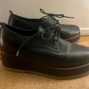 skinn skor - skinn skor i size 35 men känns som 35,5 skick 8/10 andvända ett fåtal gånger