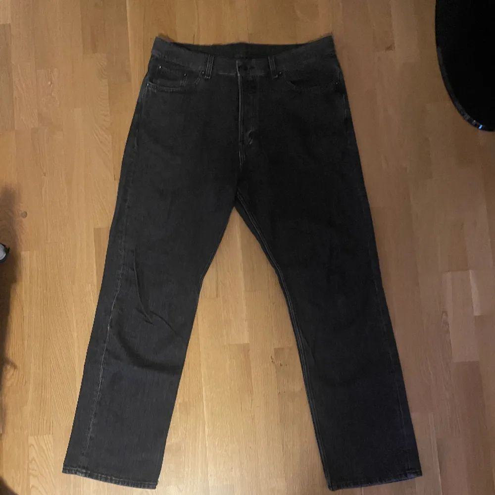 Weekday jeans svarta Modell: space relaxas straight jeans Storlek: 33/32. Jeans & Byxor.