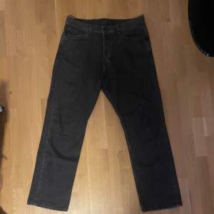 Weekday jeans svarta Modell: space relaxas straight jeans Storlek: 33/32