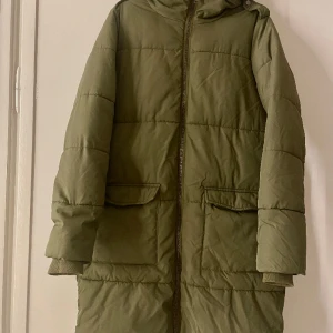 Täckkappa - Strl M Grön, varm och skön kappa med huva och muddar vid armarna