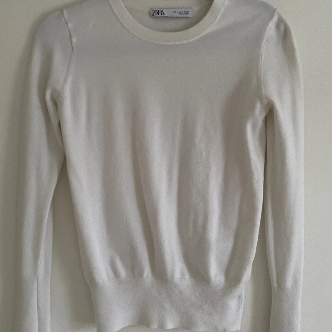 Vit finstickad tröja  - 90