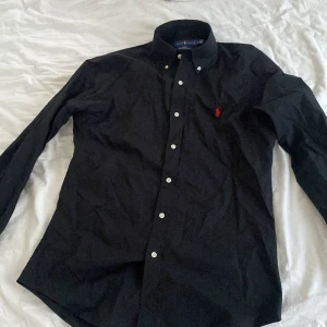 Ralph lauren Storlek M  - Ralph lauren skjorta använd max 2 gånger Svart inga fel på den alls 