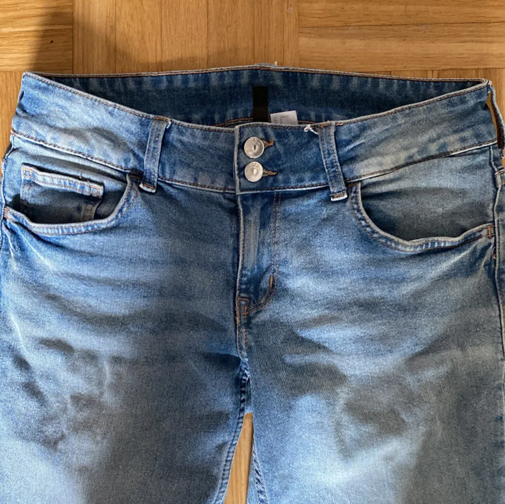 Använder de inte längre. Har ett litet hål längst ner vid foten men de märks inte. Tvättar jeansen innan jag postar dom💘. Jeans & Byxor.