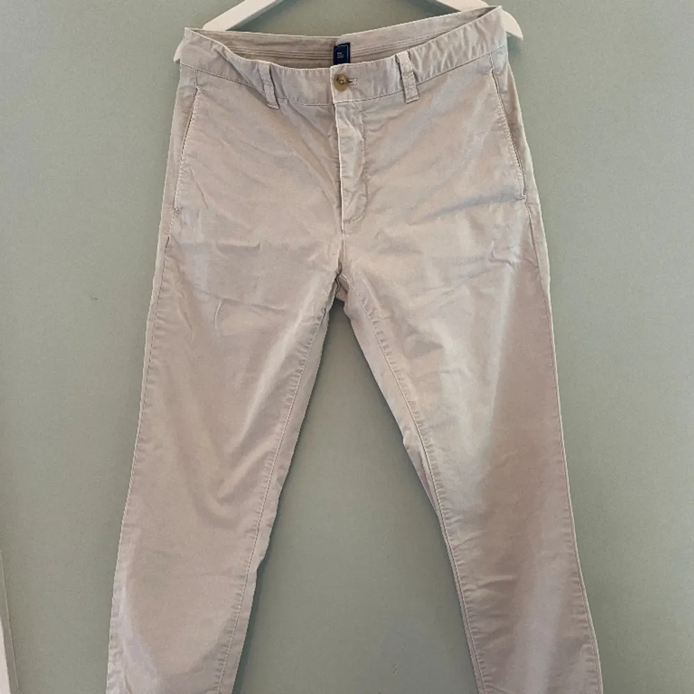 Fina boomerang chinos 32/32 toppenskick. Perfekt att möta vår/sommar 2024 i! ☀️☀️☀️ Benvita. Farkut & Housut.